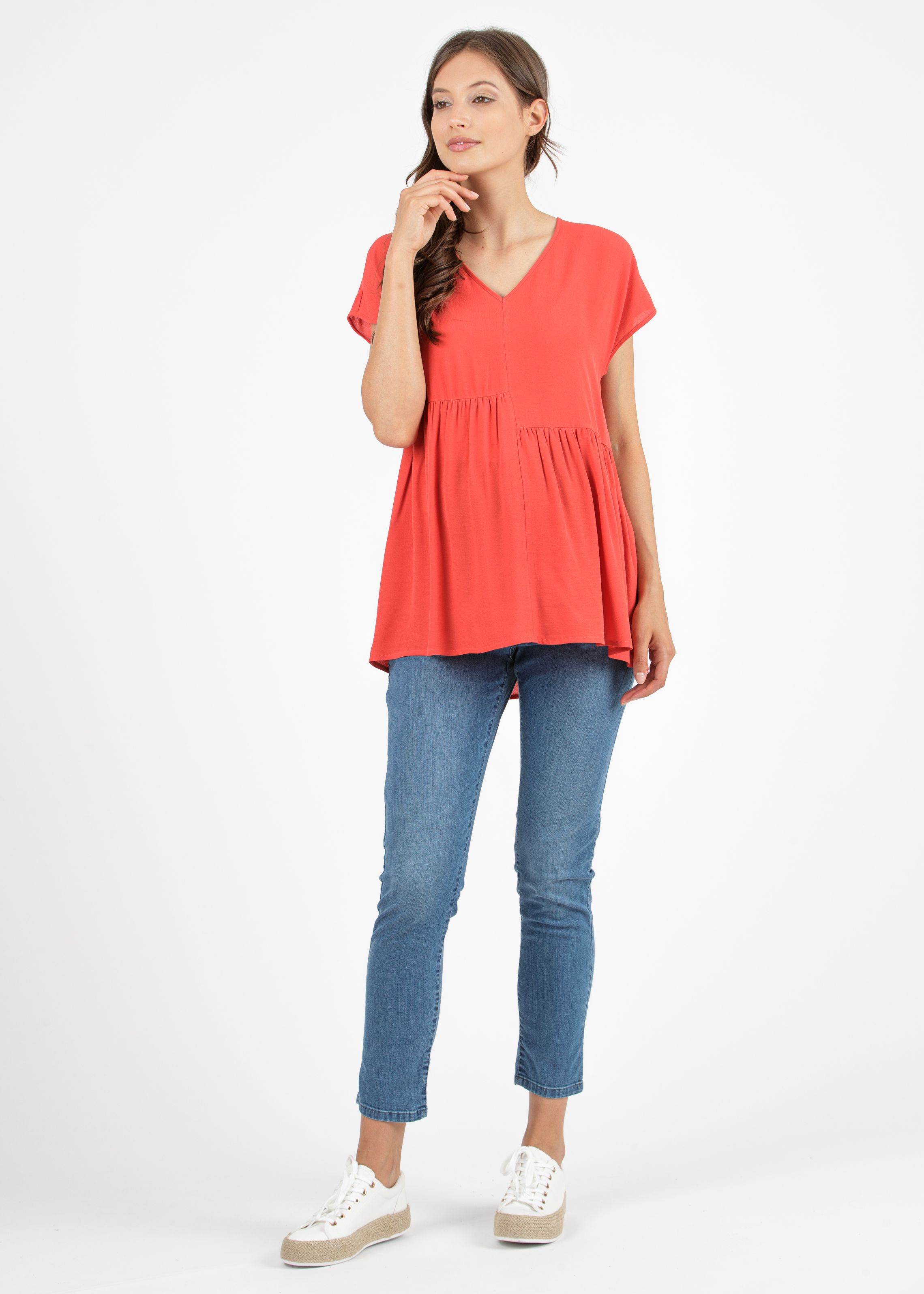 Cropped Mom Fit Slim Maternity Jeans with Medium Wash (Blu)