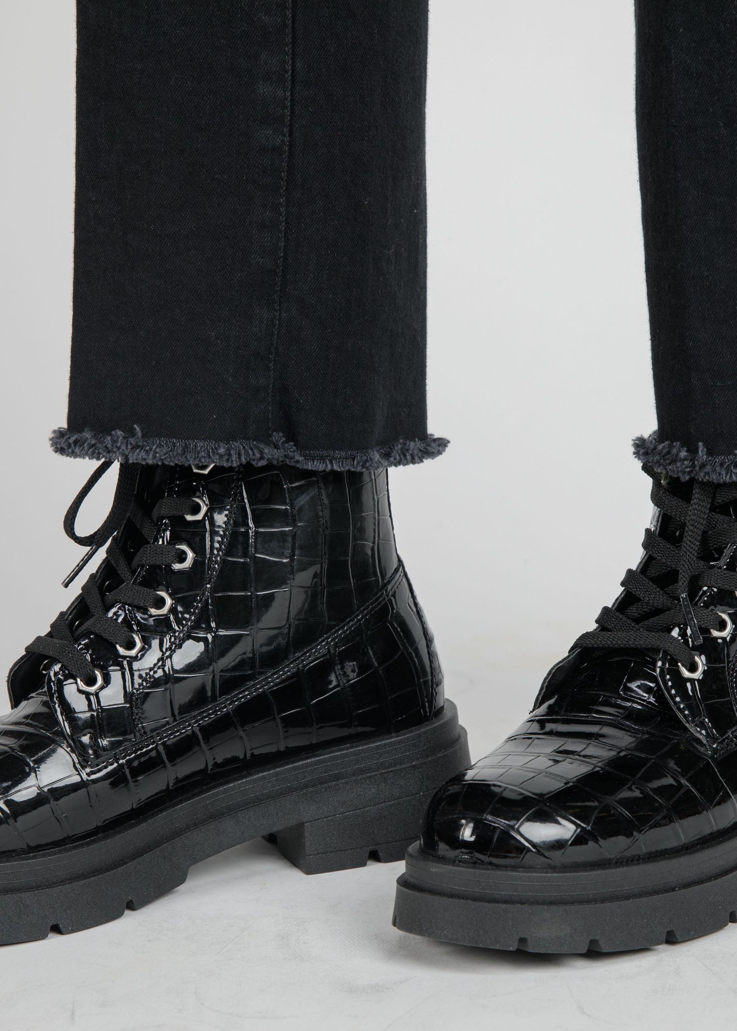 GIADA BLACK - Cropped Straight Maternity Jeans with Fringed Hem (Nero)