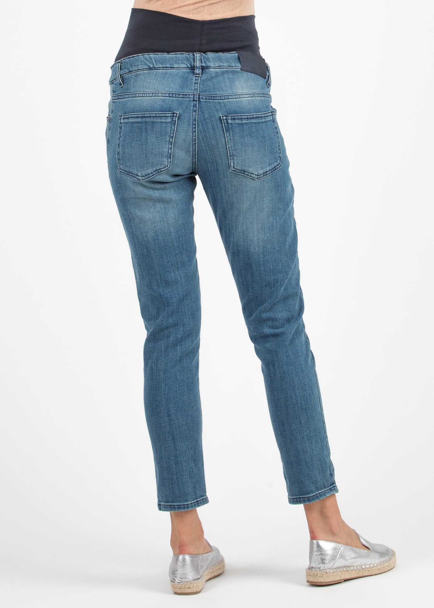 DEMI - Cropped Mom Fit Maternity Jeans in Heavy Denim (Blu)