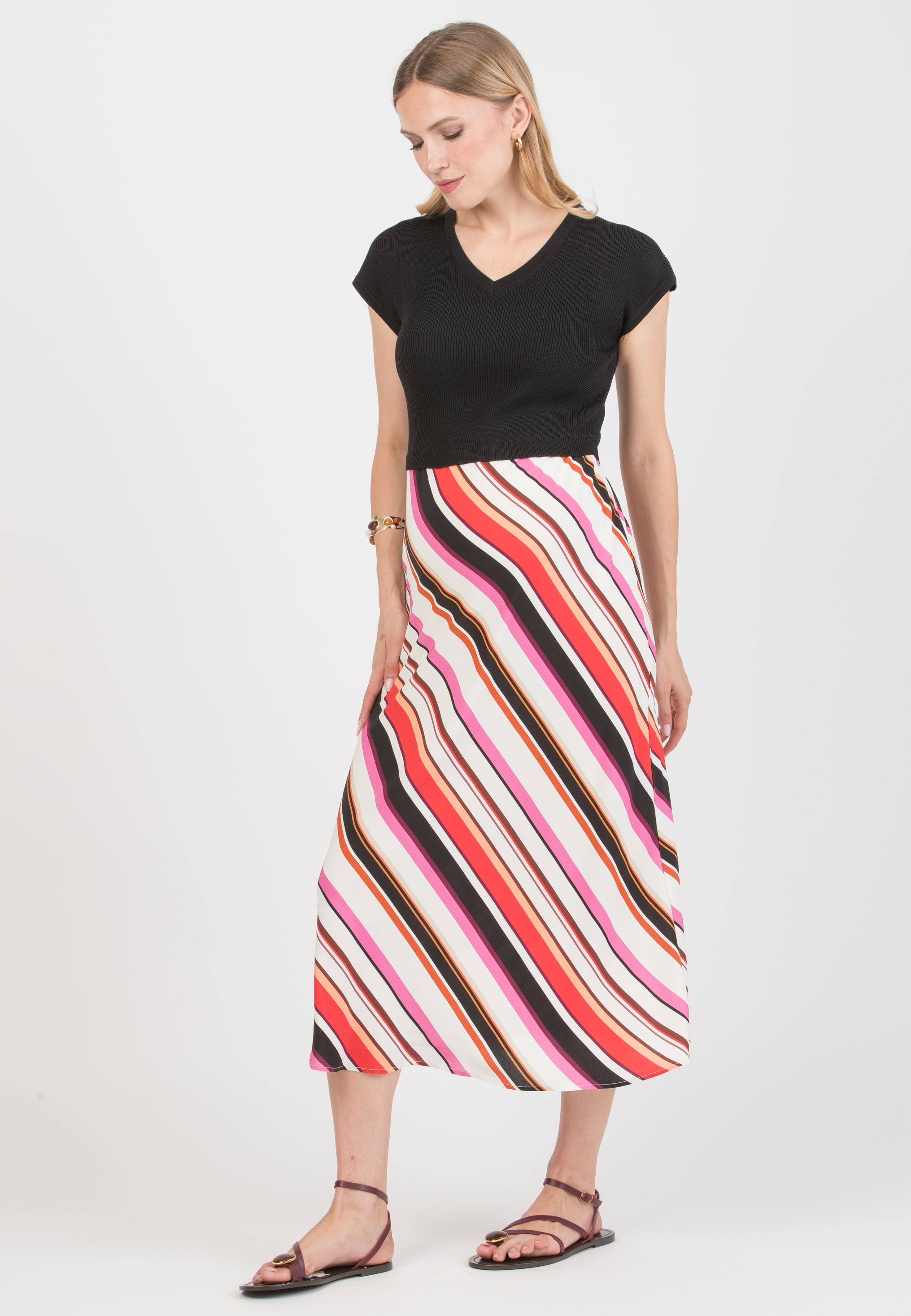 EVELIN è un abito premaman dal design contemporaneo, caratterizzato dall’abbinamento tra il corpino in maglia stretch e la gonna in viscosa tagliata in sbieco. La parte superiore, con scollo a V e linea pulita, offre una vestibilità aderente ma confortevole, seguendo naturalmente le forme. La gonna fluida in viscosa, con taglio sbieco, valorizza il movimento e dona leggerezza alla figura, creando una silhouette armoniosa e slanciata. Il mix di materiali e il gioco di contrasti rendono questo modello versatile e adatto sia al quotidiano che a occasioni più ricercate. (Nero)