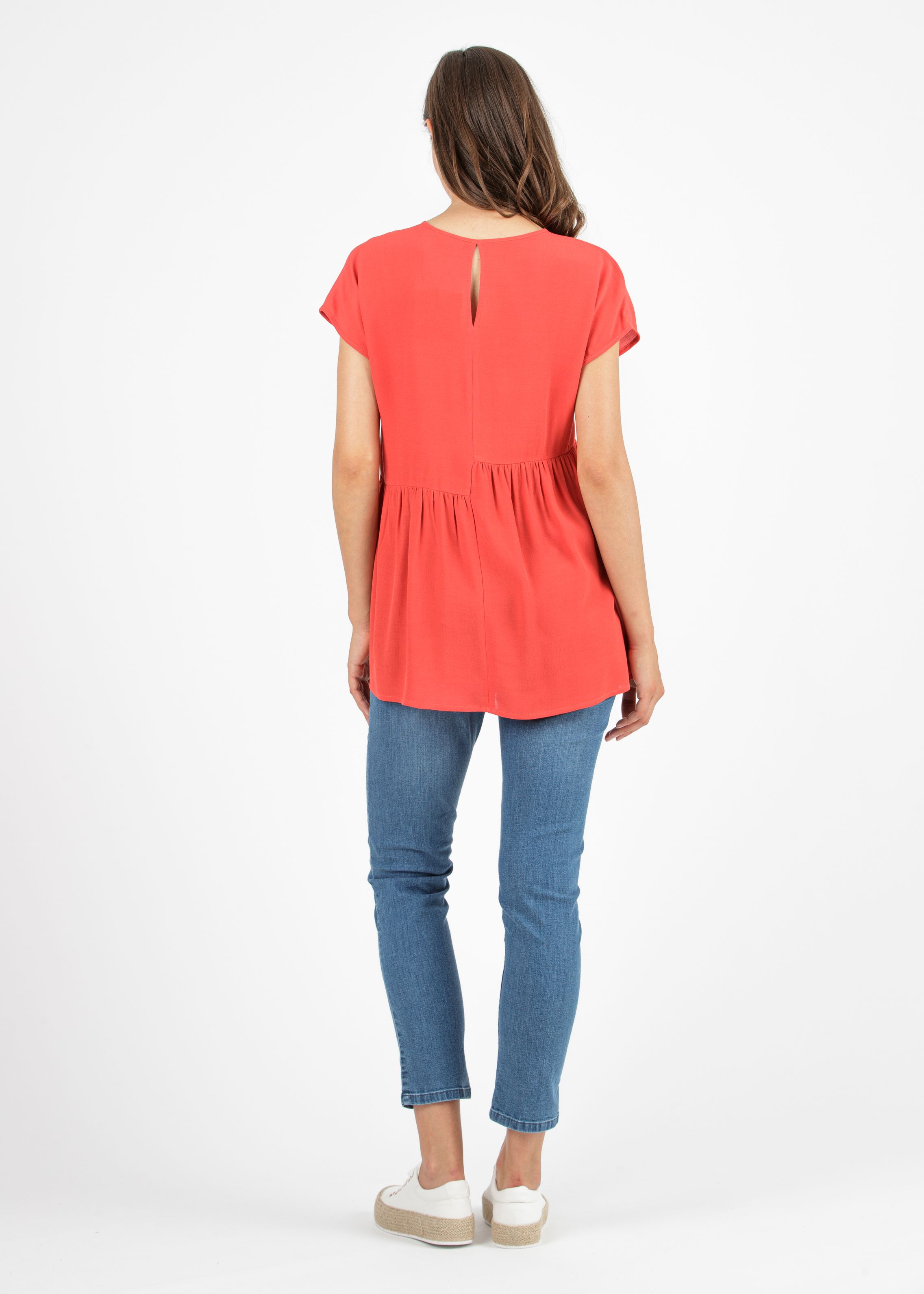 Cropped Mom Fit Slim Maternity Jeans with Medium Wash (Blu)