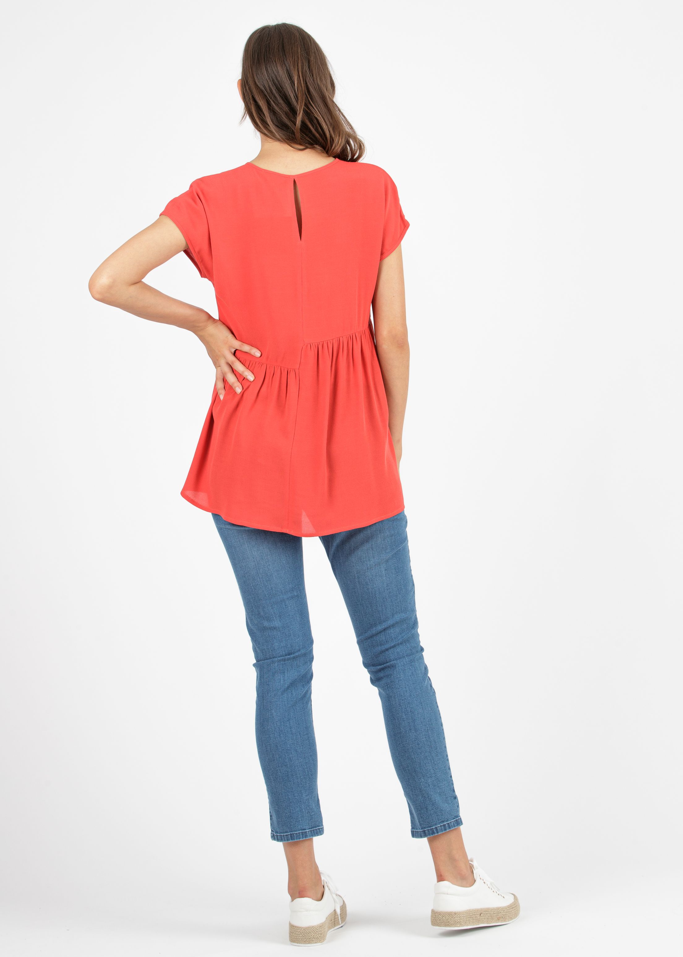 Cropped Mom Fit Slim Maternity Jeans with Medium Wash (Blu)