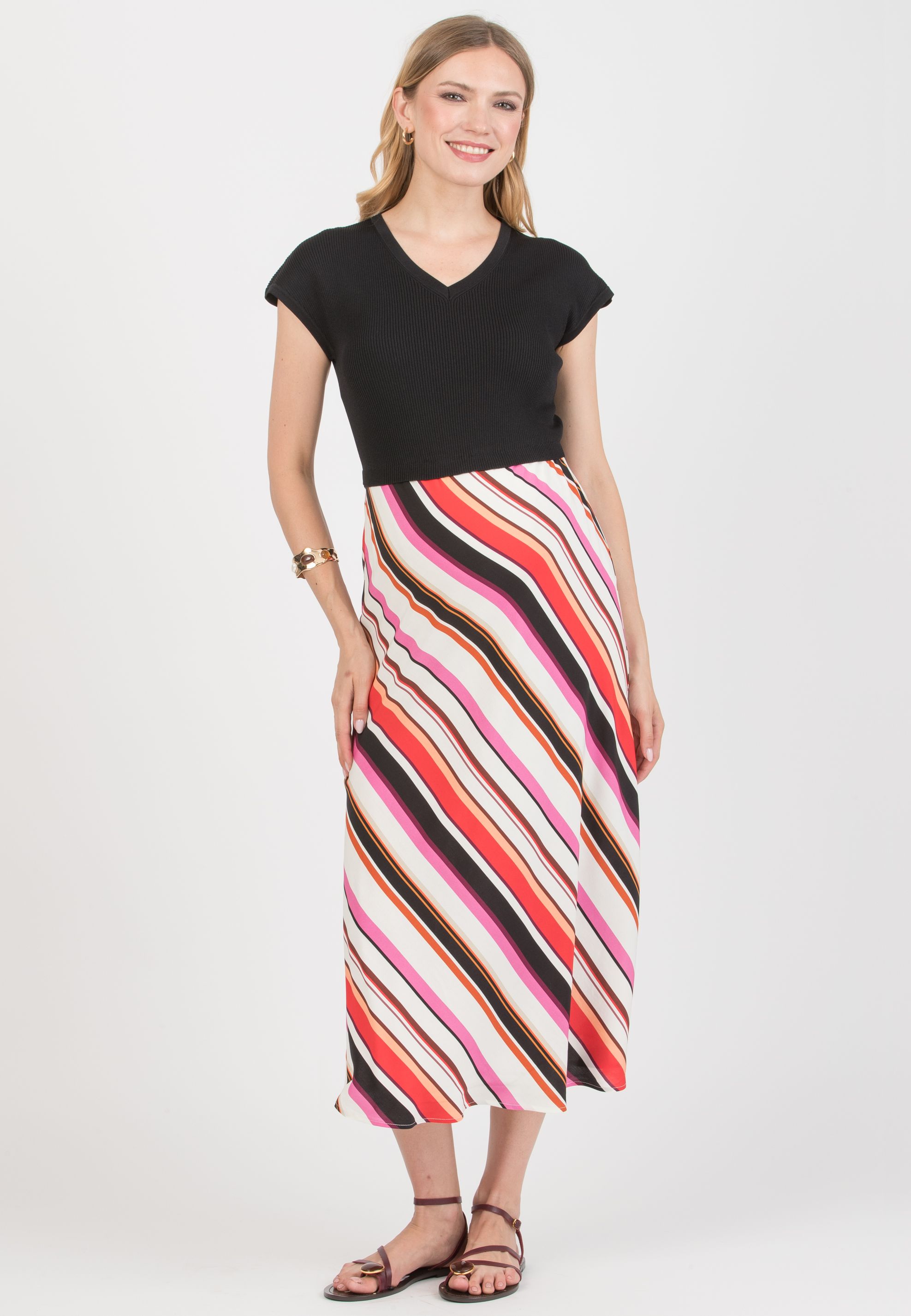 EVELIN è un abito premaman dal design contemporaneo, caratterizzato dall’abbinamento tra il corpino in maglia stretch e la gonna in viscosa tagliata in sbieco. La parte superiore, con scollo a V e linea pulita, offre una vestibilità aderente ma confortevole, seguendo naturalmente le forme. La gonna fluida in viscosa, con taglio sbieco, valorizza il movimento e dona leggerezza alla figura, creando una silhouette armoniosa e slanciata. Il mix di materiali e il gioco di contrasti rendono questo modello versatile e adatto sia al quotidiano che a occasioni più ricercate. (Nero)