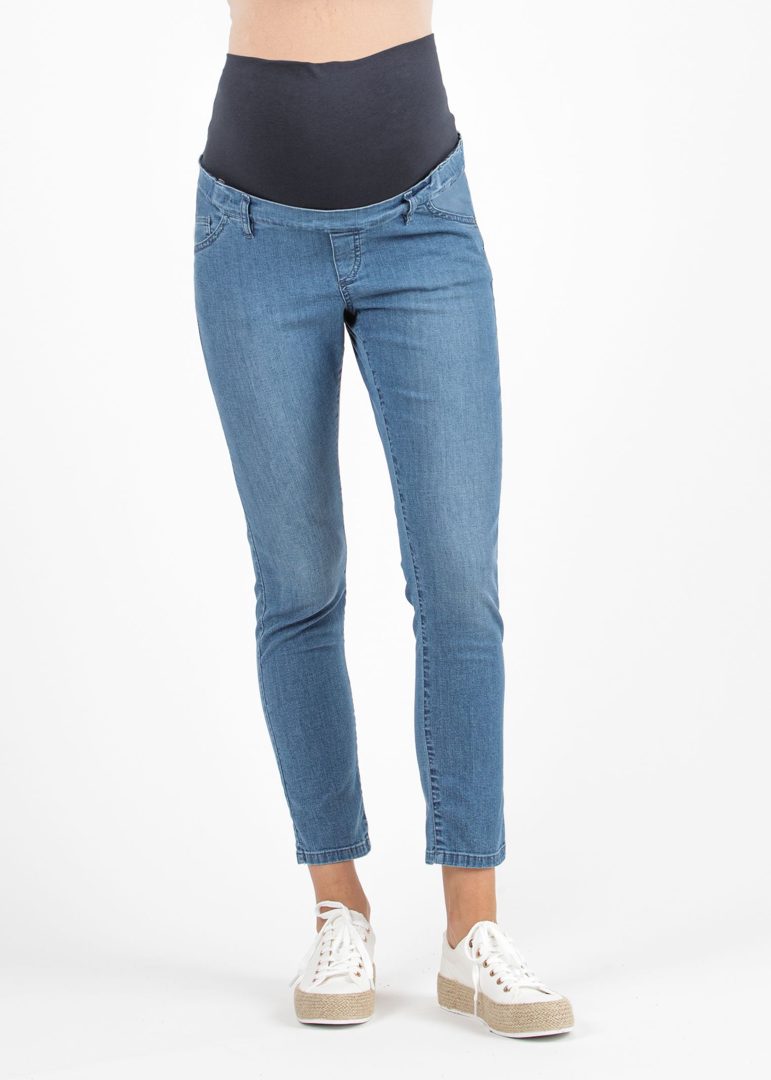 Cropped Mom Fit Slim Maternity Jeans with Medium Wash (Blu)