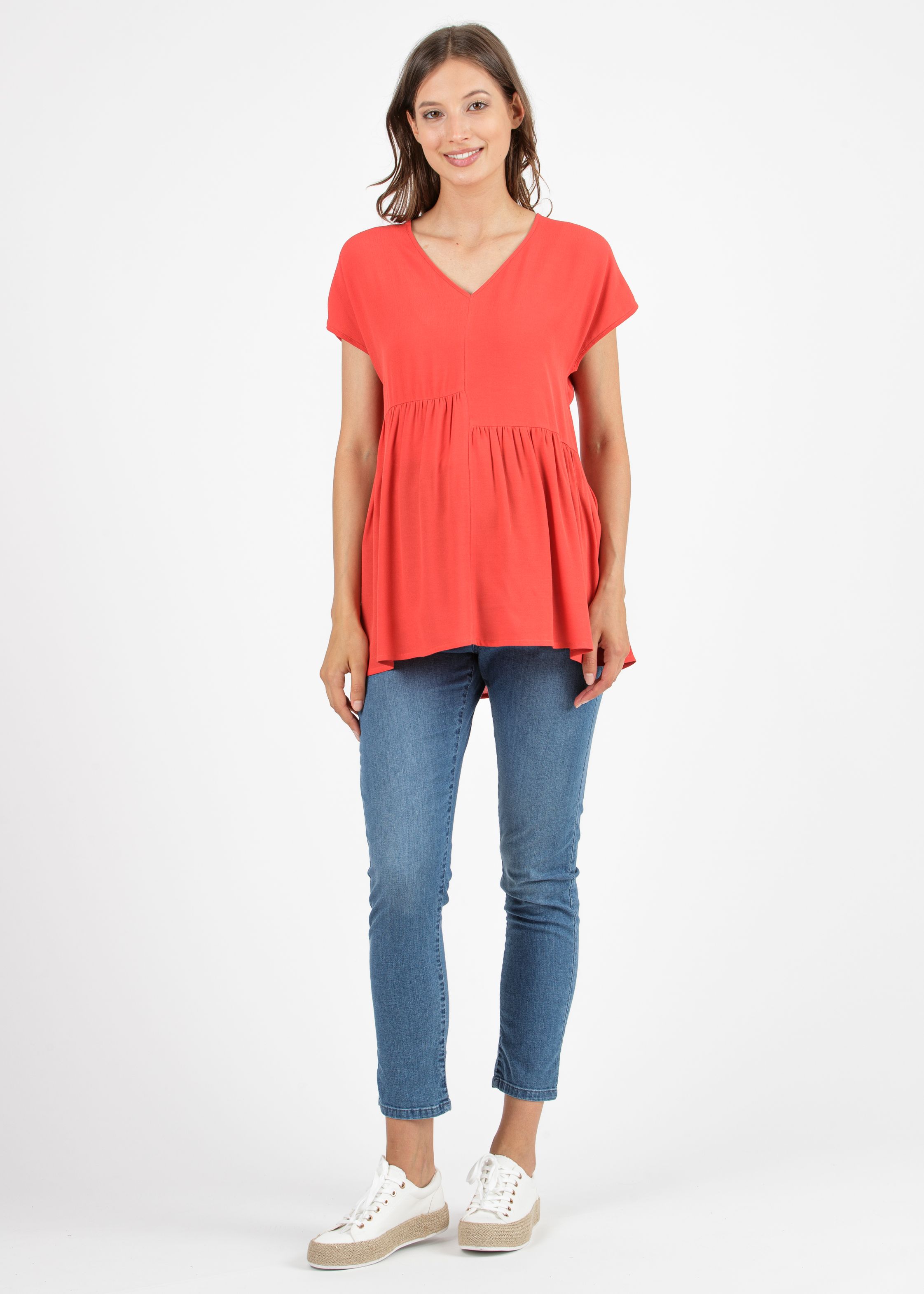 Cropped Mom Fit Slim Maternity Jeans with Medium Wash (Blu)