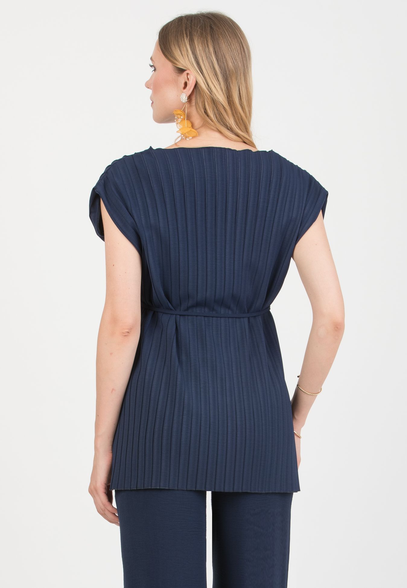 AURELIA M – Pleated Crepe Maternity Top with Boat Neckline and Belt (Blu)