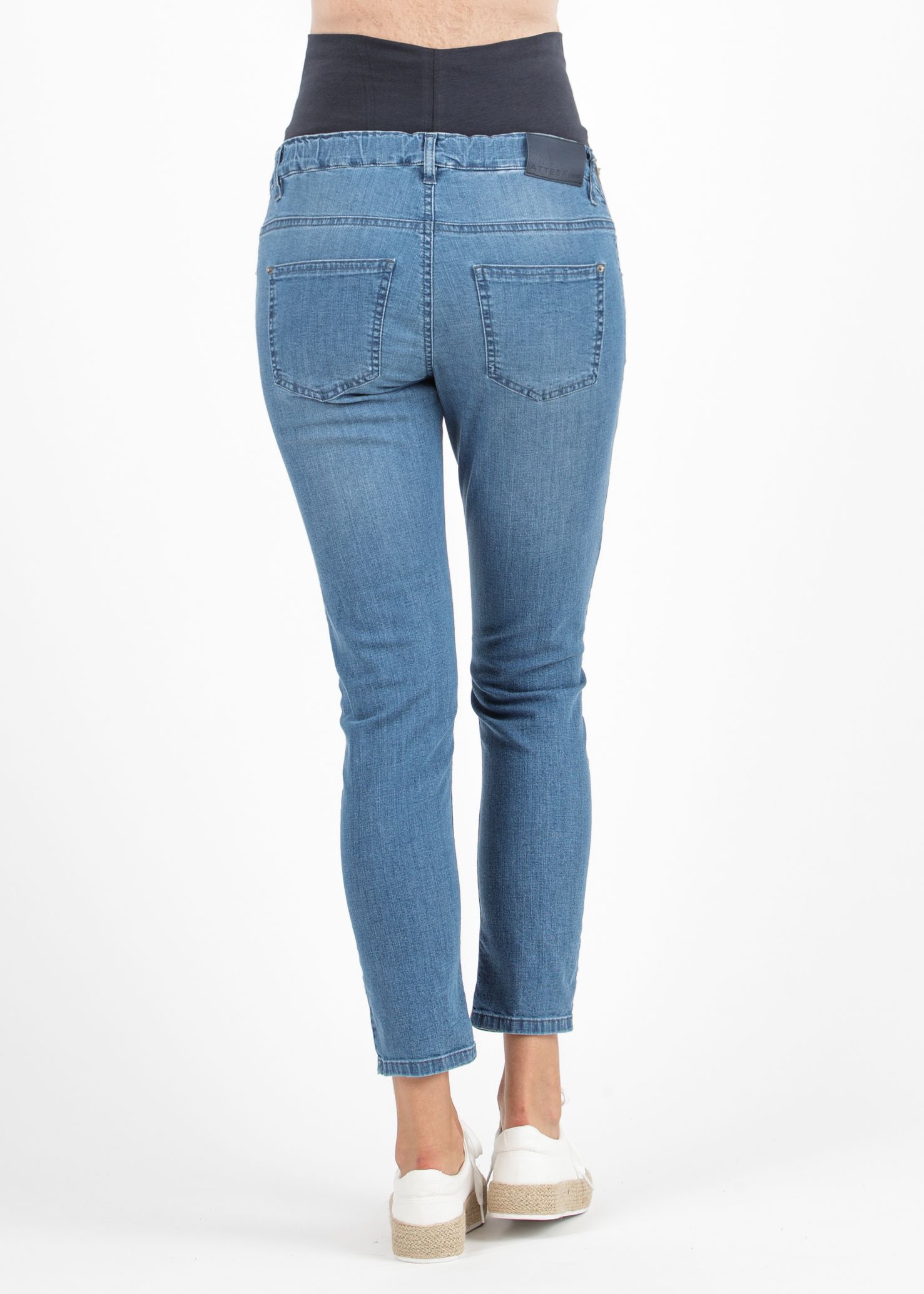 Cropped Mom Fit Slim Maternity Jeans with Medium Wash (Blu)